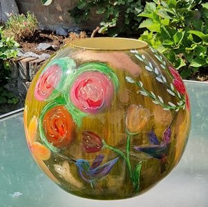 Boeket van kunstbloemen en droogbloemen